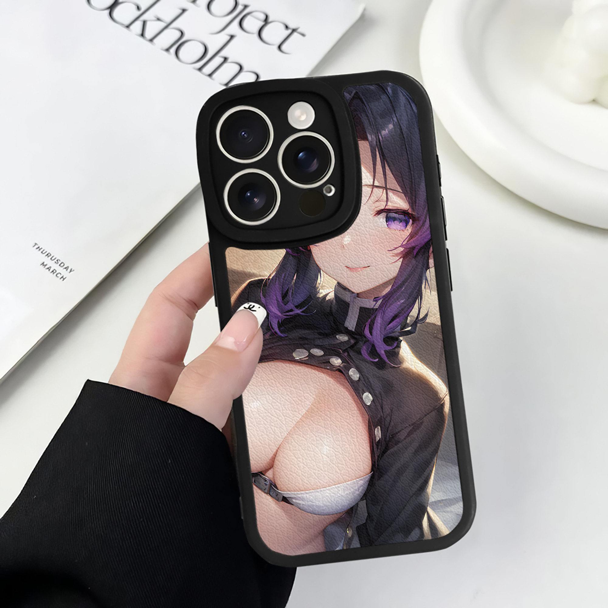 （画像用） 鬼滅の刃（きめつのやいば）蟲柱-胡蝶 しのぶ／こちょう しのぶ Kochou Shinobu 【iPhone 16シリーズ対応】シリコンスマホケース（レザー調） 材質：シリコン
